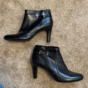 Bandolino Black heel booties